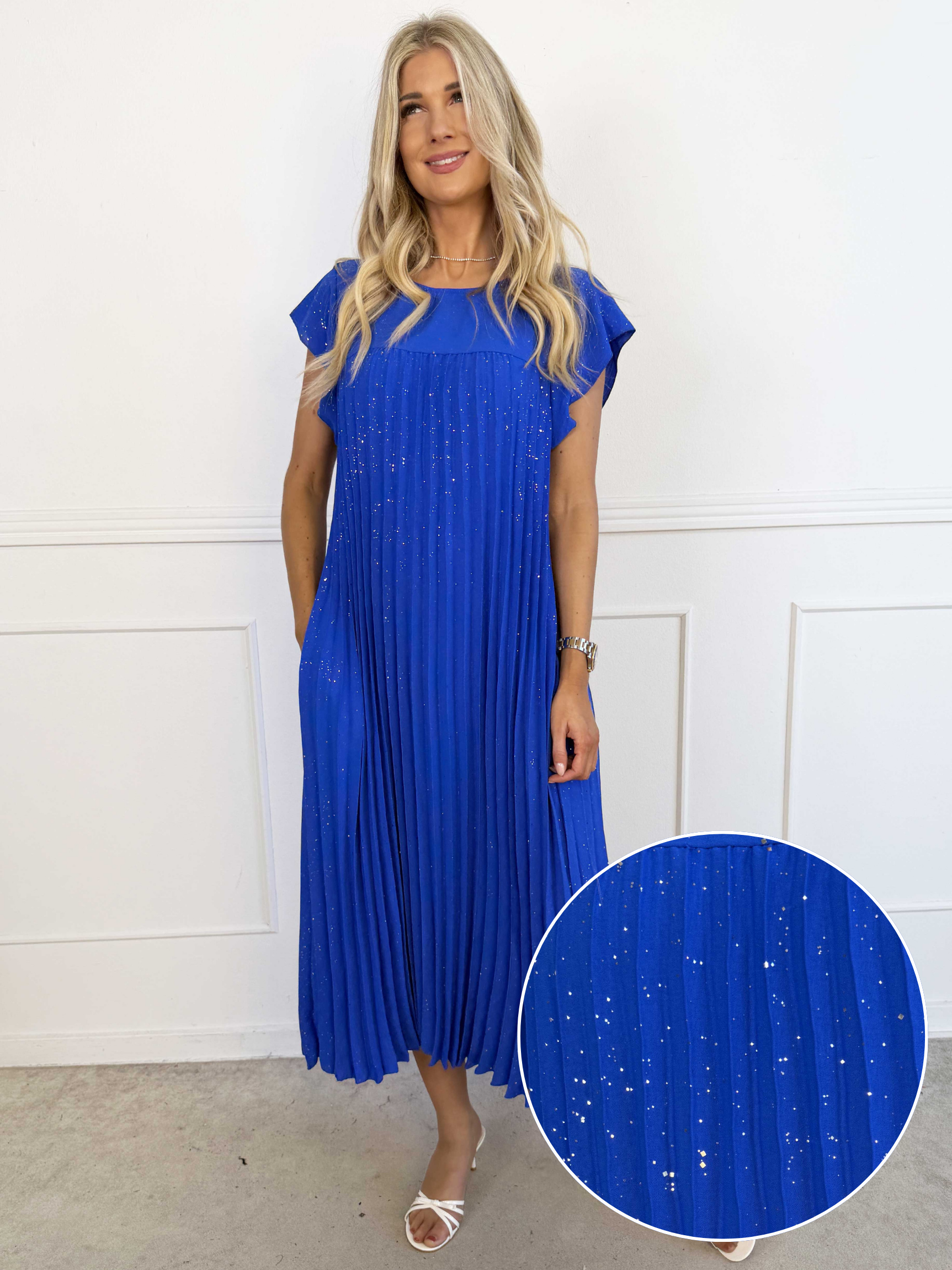 Nancy Glitter - Lang plus size kjole med plisseringer og lommer